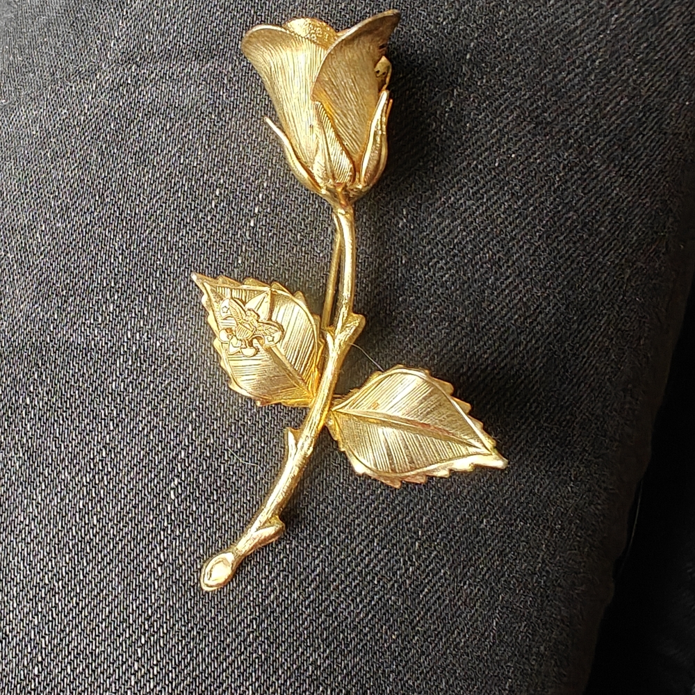 Elegant Gold Rose Brooch